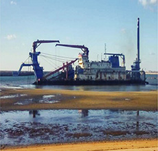 4500立方绞吸式挖泥船在西海岸人工岛施工现场